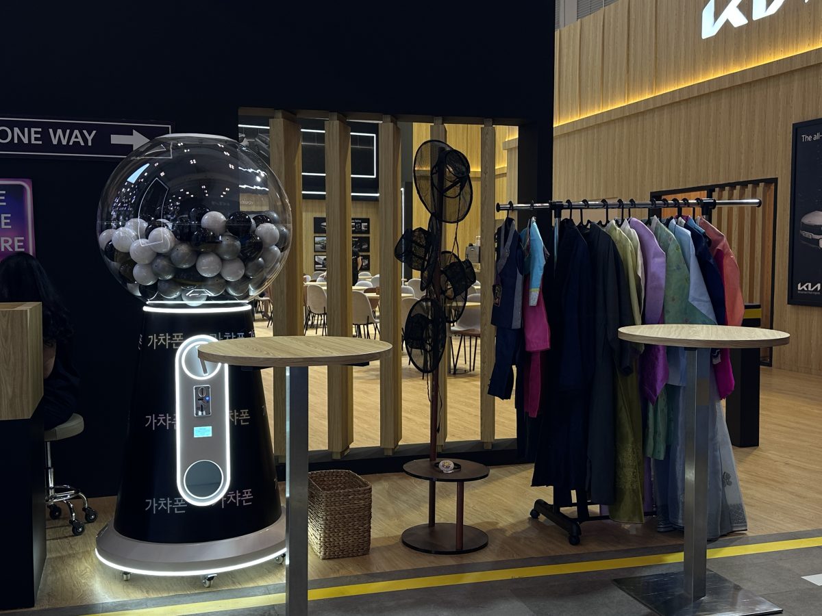 Pengunjung melihat area K-Street Zone di booth Kia pada GIIAS 2026 di ICE BSD City, Tangerang, Kamis (30/7/2026). Area bernuansa Korea ini menghadirkan pengalaman interaktif, mulai dari mencoba hanbok (pakaian tradisional Korea), berburu merchandise eksklusif, hingga menikmati berbagai aktivitas menarik selama pameran berlangsung. (Foto: Kia Sales Indo