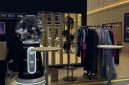 Pengunjung melihat area K-Street Zone di booth Kia pada GIIAS 2026 di ICE BSD City, Tangerang, Kamis (30/7/2026). Area bernuansa Korea ini menghadirkan pengalaman interaktif, mulai dari mencoba hanbok (pakaian tradisional Korea), berburu merchandise eksklusif, hingga menikmati berbagai aktivitas menarik selama pameran berlangsung. (Foto: Kia Sales Indo