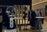 Pengunjung melihat area K-Street Zone di booth Kia pada GIIAS 2026 di ICE BSD City, Tangerang, Kamis (30/7/2026). Area bernuansa Korea ini menghadirkan pengalaman interaktif, mulai dari mencoba hanbok (pakaian tradisional Korea), berburu merchandise eksklusif, hingga menikmati berbagai aktivitas menarik selama pameran berlangsung. (Foto: Kia Sales Indo