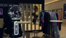 Pengunjung melihat area K-Street Zone di booth Kia pada GIIAS 2026 di ICE BSD City, Tangerang, Kamis (30/7/2026). Area bernuansa Korea ini menghadirkan pengalaman interaktif, mulai dari mencoba hanbok (pakaian tradisional Korea), berburu merchandise eksklusif, hingga menikmati berbagai aktivitas menarik selama pameran berlangsung. (Foto: Kia Sales Indo
