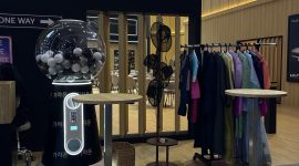Pengunjung melihat area K-Street Zone di booth Kia pada GIIAS 2026 di ICE BSD City, Tangerang, Kamis (30/7/2026). Area bernuansa Korea ini menghadirkan pengalaman interaktif, mulai dari mencoba hanbok (pakaian tradisional Korea), berburu merchandise eksklusif, hingga menikmati berbagai aktivitas menarik selama pameran berlangsung. (Foto: Kia Sales Indo