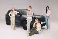Hearts2Hearts resmi menjadi Brand Ambassador Kia Indonesia. Kolaborasi ini menjadi langkah Kia untuk semakin dekat dengan generasi muda melalui perpaduan budaya K-Pop, kreativitas, dan inovasi mobilitas, dengan Kia Carens sebagai salah satu model andalannya.