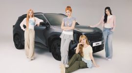 Hearts2Hearts resmi menjadi Brand Ambassador Kia Indonesia. Kolaborasi ini menjadi langkah Kia untuk semakin dekat dengan generasi muda melalui perpaduan budaya K-Pop, kreativitas, dan inovasi mobilitas, dengan Kia Carens sebagai salah satu model andalannya.
