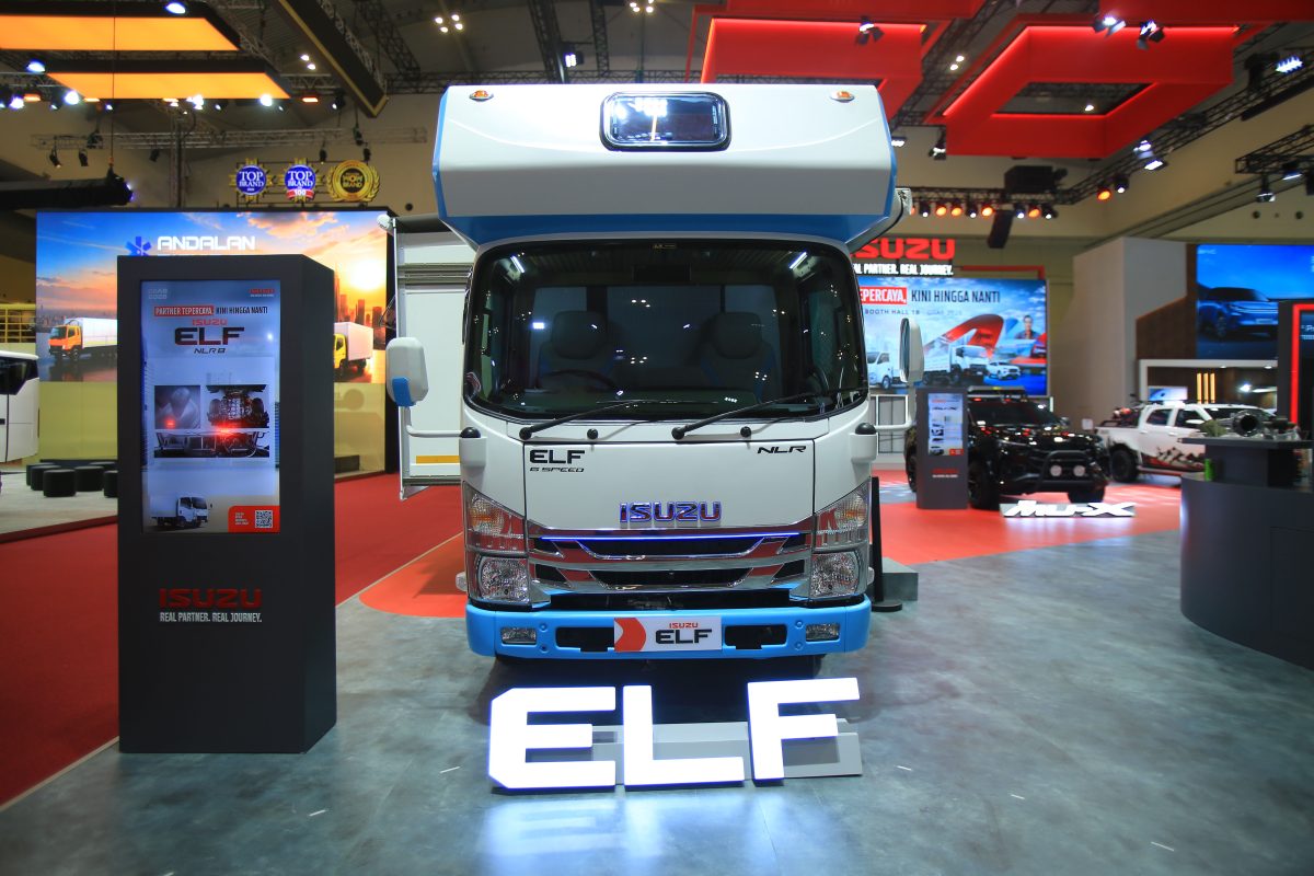 Isuzu ELF NLR Campervan dipamerkan di booth Isuzu pada ajang GIIAS 2026 di ICE BSD City, Tangerang, menampilkan transformasi kendaraan komersial menjadi motorhome multifungsi.