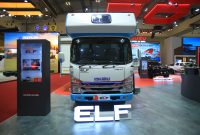 Isuzu ELF NLR Campervan dipamerkan di booth Isuzu pada ajang GIIAS 2026 di ICE BSD City, Tangerang, menampilkan transformasi kendaraan komersial menjadi motorhome multifungsi.