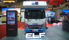 Isuzu ELF NLR Campervan dipamerkan di booth Isuzu pada ajang GIIAS 2026 di ICE BSD City, Tangerang, menampilkan transformasi kendaraan komersial menjadi motorhome multifungsi.