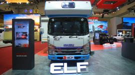 Isuzu ELF NLR Campervan dipamerkan di booth Isuzu pada ajang GIIAS 2026 di ICE BSD City, Tangerang, menampilkan transformasi kendaraan komersial menjadi motorhome multifungsi.