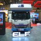 Isuzu ELF NLR Campervan dipamerkan di booth Isuzu pada ajang GIIAS 2026 di ICE BSD City, Tangerang, menampilkan transformasi kendaraan komersial menjadi motorhome multifungsi.