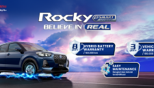 Daihatsu Rocky e-SMART Hybrid hadir dengan teknologi hybrid modern yang menawarkan pengalaman berkendara layaknya mobil listrik. SUV kompak ini didukung garansi baterai hybrid hingga 8 tahun atau 160.000 km, garansi kendaraan 3 tahun atau 100.000 km, serta layanan perawatan mudah melalui bengkel dan teknisi bersertifikasi Daihatsu. (Foto: Dok. Daihatsu)