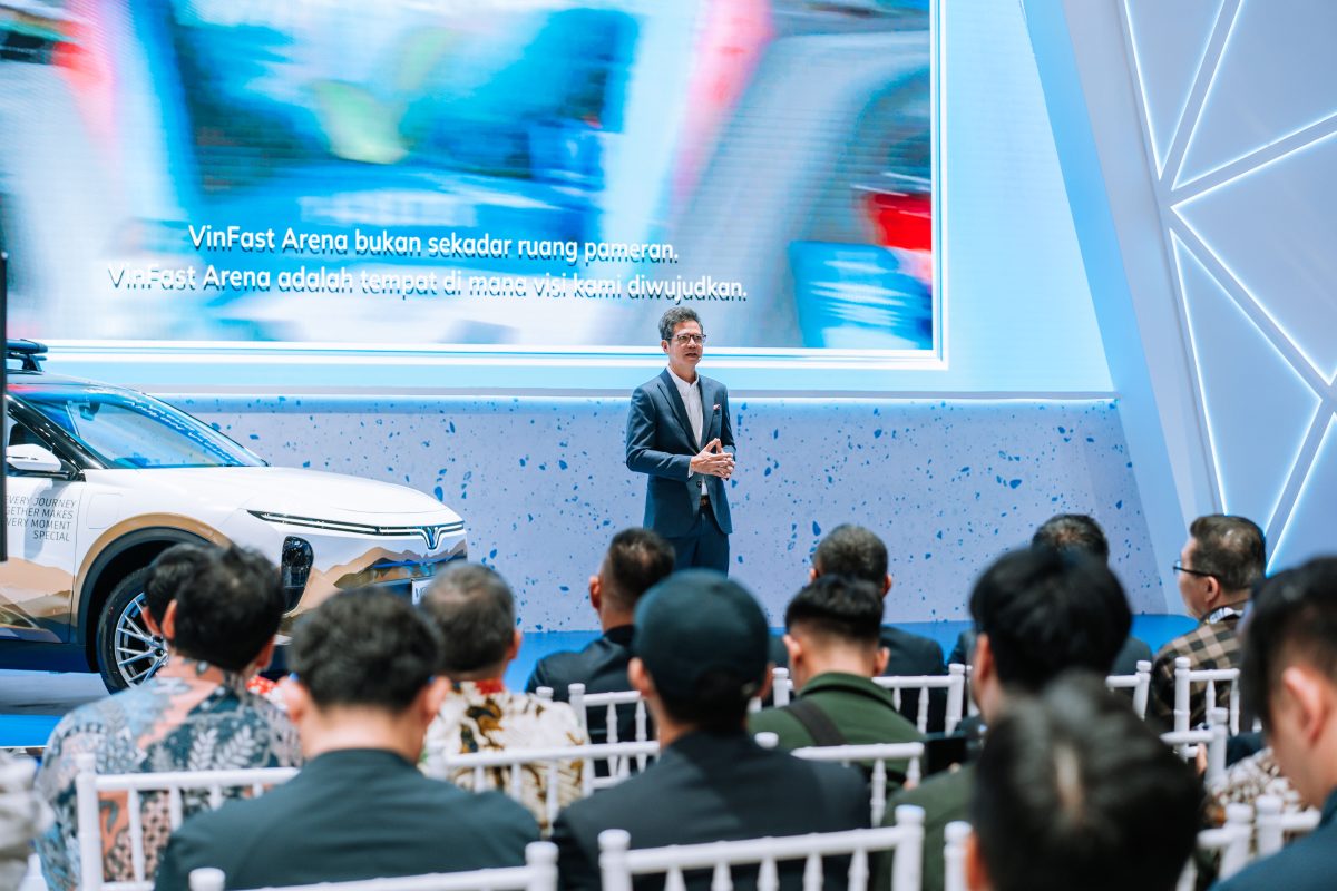 CEO VinFast Southeast Asia, Antonio Zara, memaparkan strategi pengembangan ekosistem kendaraan listrik VinFast di Indonesia saat peluncuran program "Drive Worry Free" pada ajang GIIAS 2026 di ICE BSD City, Tangerang, Rabu (29/7/2026).