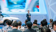 CEO VinFast Southeast Asia, Antonio Zara, memaparkan strategi pengembangan ekosistem kendaraan listrik VinFast di Indonesia saat peluncuran program "Drive Worry Free" pada ajang GIIAS 2026 di ICE BSD City, Tangerang, Rabu (29/7/2026).
