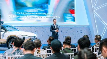 CEO VinFast Southeast Asia, Antonio Zara, memaparkan strategi pengembangan ekosistem kendaraan listrik VinFast di Indonesia saat peluncuran program 