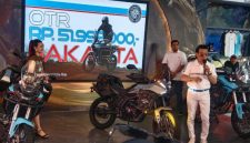 PT Benelli Motor Indonesia resmi memperkenalkan Morbidelli T250X dalam ajang Jakarta Fair Kemayoran (JFK) 2026. Tampak jajaran manajemen dan tamu undangan berfoto bersama motor adventure terbaru bergaya rally yang menawarkan bobot ringan, performa 250 cc, serta konsep siap menjelajah berbagai medan.

