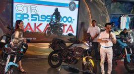 PT Benelli Motor Indonesia resmi memperkenalkan Morbidelli T250X dalam ajang Jakarta Fair Kemayoran (JFK) 2026. Tampak jajaran manajemen dan tamu undangan berfoto bersama motor adventure terbaru bergaya rally yang menawarkan bobot ringan, performa 250 cc, serta konsep siap menjelajah berbagai medan.

