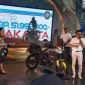 PT Benelli Motor Indonesia resmi memperkenalkan Morbidelli T250X dalam ajang Jakarta Fair Kemayoran (JFK) 2026. Tampak jajaran manajemen dan tamu undangan berfoto bersama motor adventure terbaru bergaya rally yang menawarkan bobot ringan, performa 250 cc, serta konsep siap menjelajah berbagai medan.


