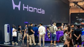 Pengunjung melihat Honda Super-ONE yang dipamerkan di booth Honda pada GIIAS 2026, Tangerang, Banten.