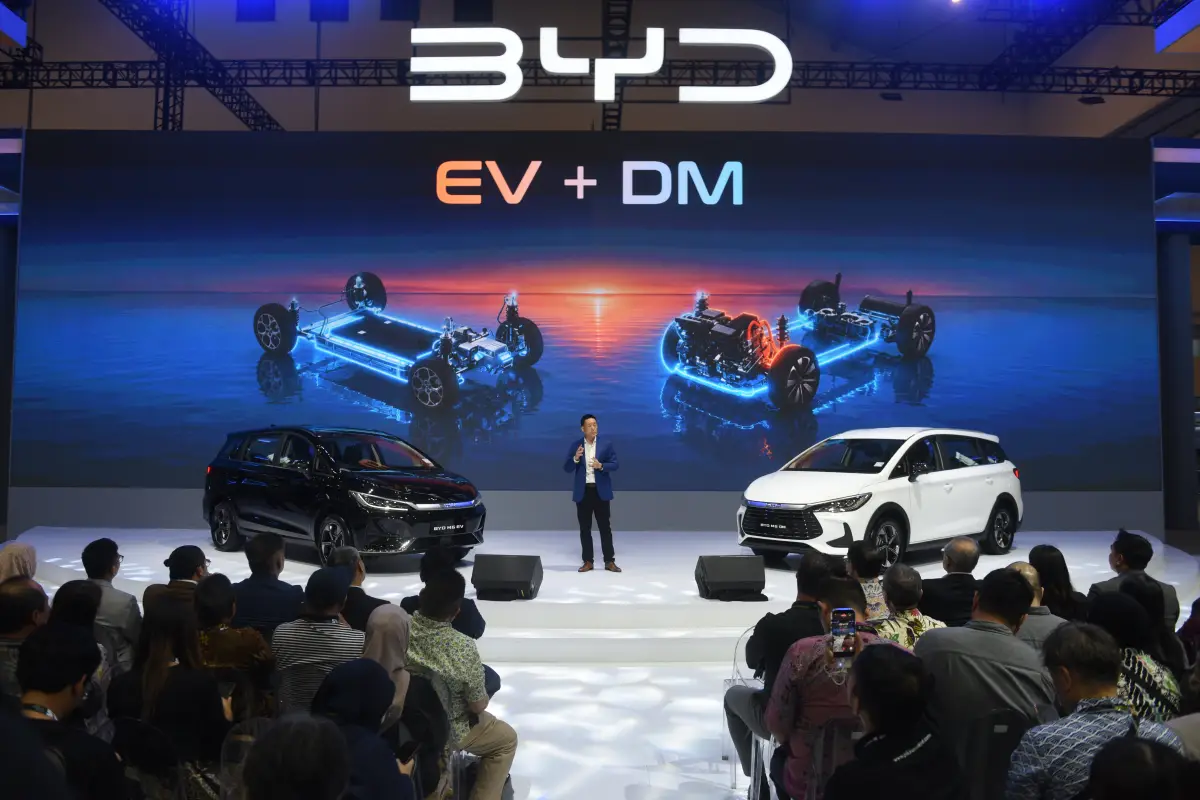 BYD memperkenalkan teknologi Dual Mode (DM) di Indonesia yang menggabungkan motor listrik dan mesin bensin untuk menghadirkan efisiensi bahan bakar, performa tinggi, serta jarak tempuh lebih dari 1.800 kilometer. (Foto: Dok. BYD)