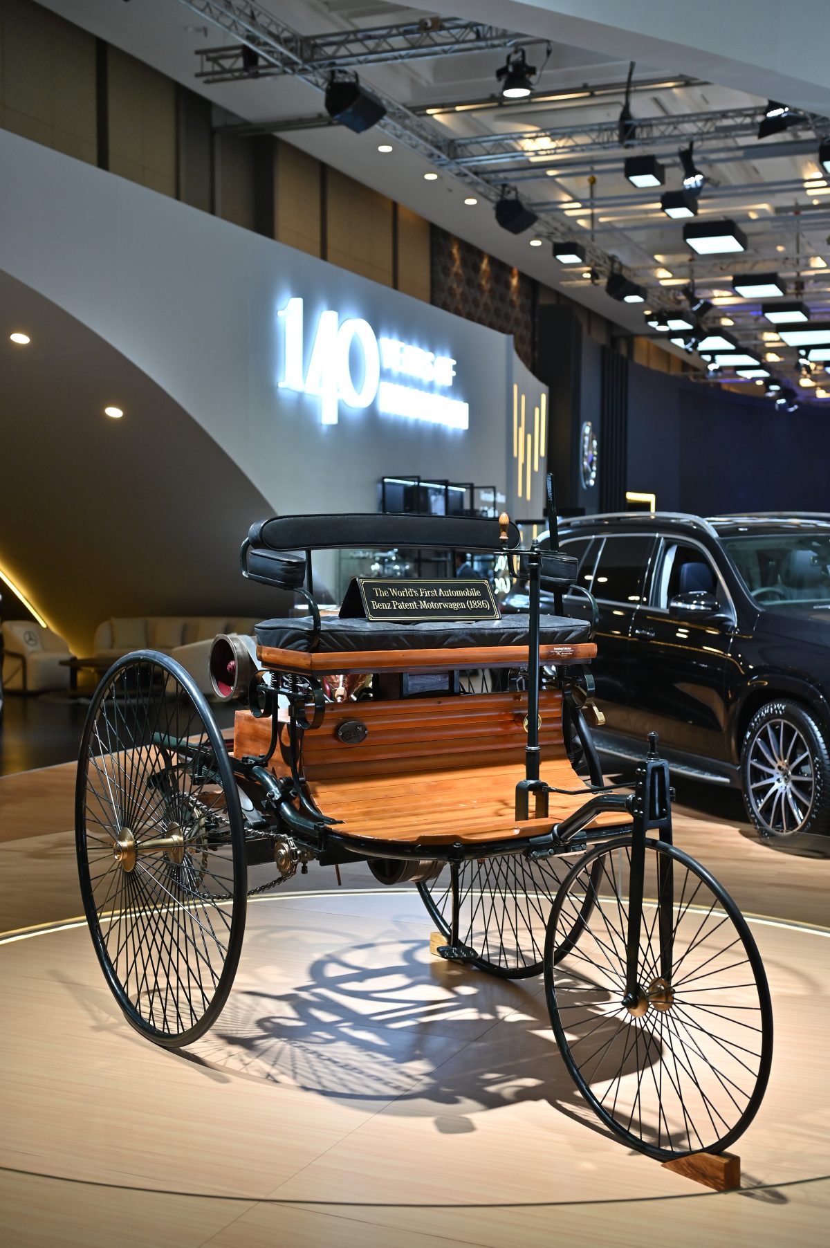 Foto: Replika Benz Patent-Motorwagen, mobil pertama di dunia, dipamerkan di booth Mercedes-Benz pada GIIAS 2026 sebagai bagian dari perayaan 140 tahun inovasi sekaligus menampilkan perjalanan sejarah Mercedes-Benz dalam perkembangan industri otomotif dunia.