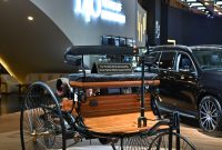 Foto: Replika Benz Patent-Motorwagen, mobil pertama di dunia, dipamerkan di booth Mercedes-Benz pada GIIAS 2026 sebagai bagian dari perayaan 140 tahun inovasi sekaligus menampilkan perjalanan sejarah Mercedes-Benz dalam perkembangan industri otomotif dunia.