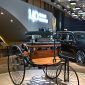 Foto: Replika Benz Patent-Motorwagen, mobil pertama di dunia, dipamerkan di booth Mercedes-Benz pada GIIAS 2026 sebagai bagian dari perayaan 140 tahun inovasi sekaligus menampilkan perjalanan sejarah Mercedes-Benz dalam perkembangan industri otomotif dunia.
