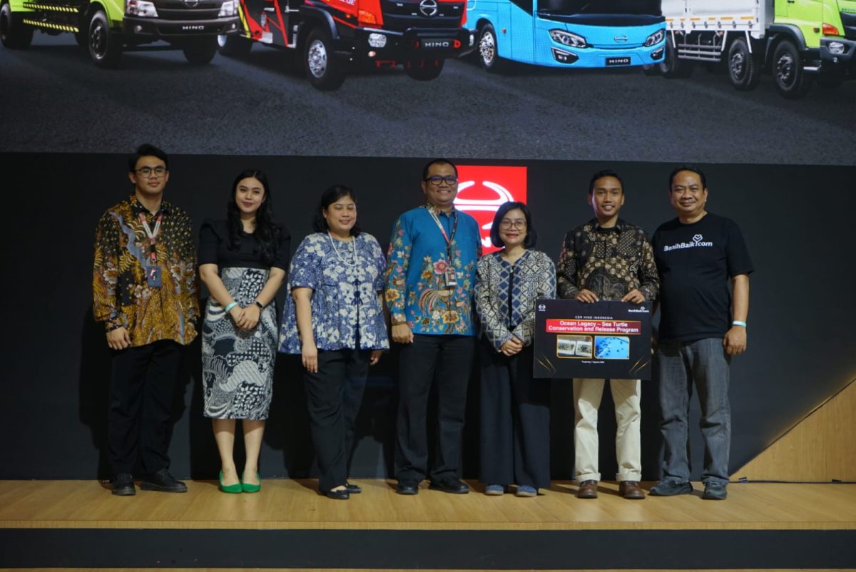 Hino menyerahkan bantuan CSR untuk program konservasi tukik penyu dan pembangunan green house bersama BenihBaik serta Yayasan Al Ikhlas Serang Banten di booth Hino, GIIAS 2026.