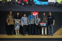 Hino menyerahkan bantuan CSR untuk program konservasi tukik penyu dan pembangunan green house bersama BenihBaik serta Yayasan Al Ikhlas Serang Banten di booth Hino, GIIAS 2026.