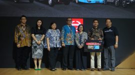 Hino menyerahkan bantuan CSR untuk program konservasi tukik penyu dan pembangunan green house bersama BenihBaik serta Yayasan Al Ikhlas Serang Banten di booth Hino, GIIAS 2026.