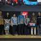 Hino menyerahkan bantuan CSR untuk program konservasi tukik penyu dan pembangunan green house bersama BenihBaik serta Yayasan Al Ikhlas Serang Banten di booth Hino, GIIAS 2026.