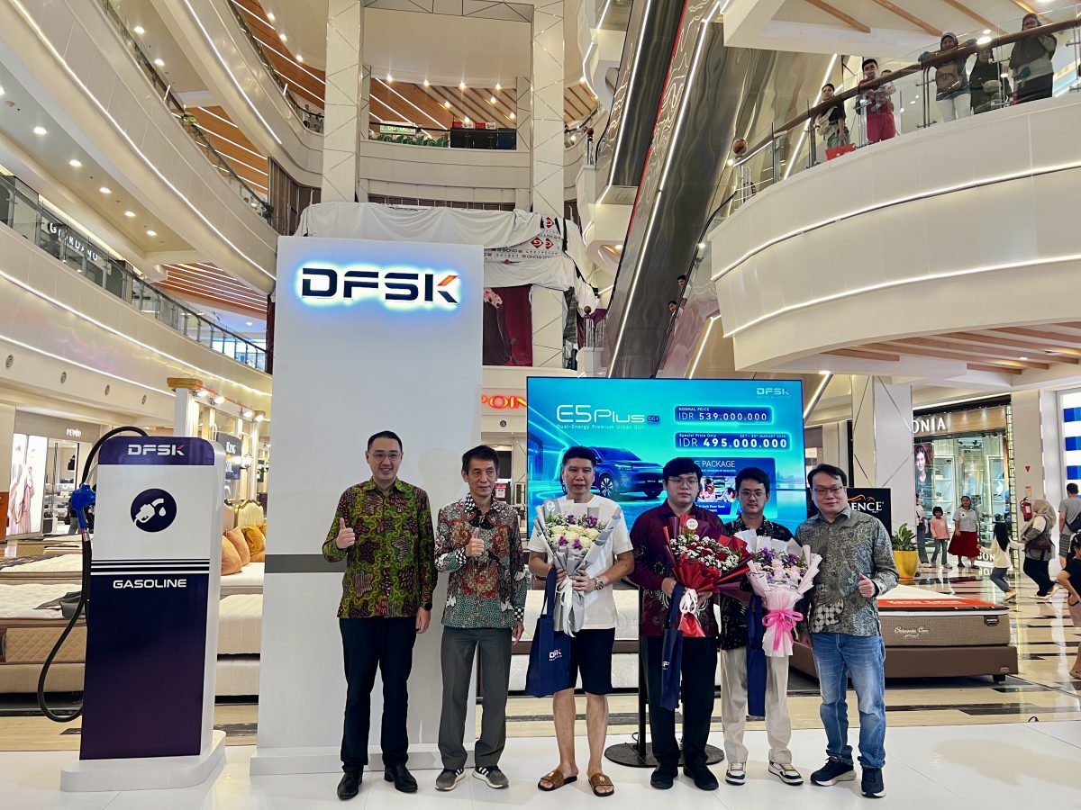 DFSK E5 Plus resmi hadir di Medan melalui Regional Launch yang berlangsung di Centre Point Mall Medan pada 25-30 Agustus 2026. SUV premium berteknologi Plug-in Hybrid Electric Vehicle (PHEV) ini ditawarkan dengan harga promo Rp495 juta untuk konsumen Sumatera Utara.