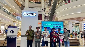 DFSK E5 Plus resmi hadir di Medan melalui Regional Launch yang berlangsung di Centre Point Mall Medan pada 25-30 Agustus 2026. SUV premium berteknologi Plug-in Hybrid Electric Vehicle (PHEV) ini ditawarkan dengan harga promo Rp495 juta untuk konsumen Sumatera Utara.
