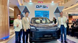 Keterangan foto:
DFSK E5 Plus resmi diperkenalkan kepada konsumen Sumatera Selatan melalui Regional Launch di Palembang Icon, Palembang, Selasa (18/8/2026). Kehadiran SUV PHEV ini menjadi bagian dari strategi DFSK memperluas akses kendaraan berteknologi new-energy mobility di pasar regional.
