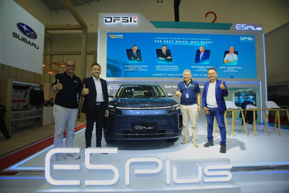 Perwakilan PT Sokonindo Automobile (DFSK) bersama EVSafe Indonesia berfoto usai menggelar talkshow bertajuk "The Next Drive: Why PHEV?" di booth DFSK, Hall 2B GIIAS 2026, ICE BSD City, Tangerang, Selasa (4/8/2026). Diskusi tersebut mengupas keamanan baterai, teknologi Plug-in Hybrid Electric Vehicle (PHEV), serta pentingnya edukasi untuk mempercepat adopsi kendaraan elektrifikasi di Indonesia.