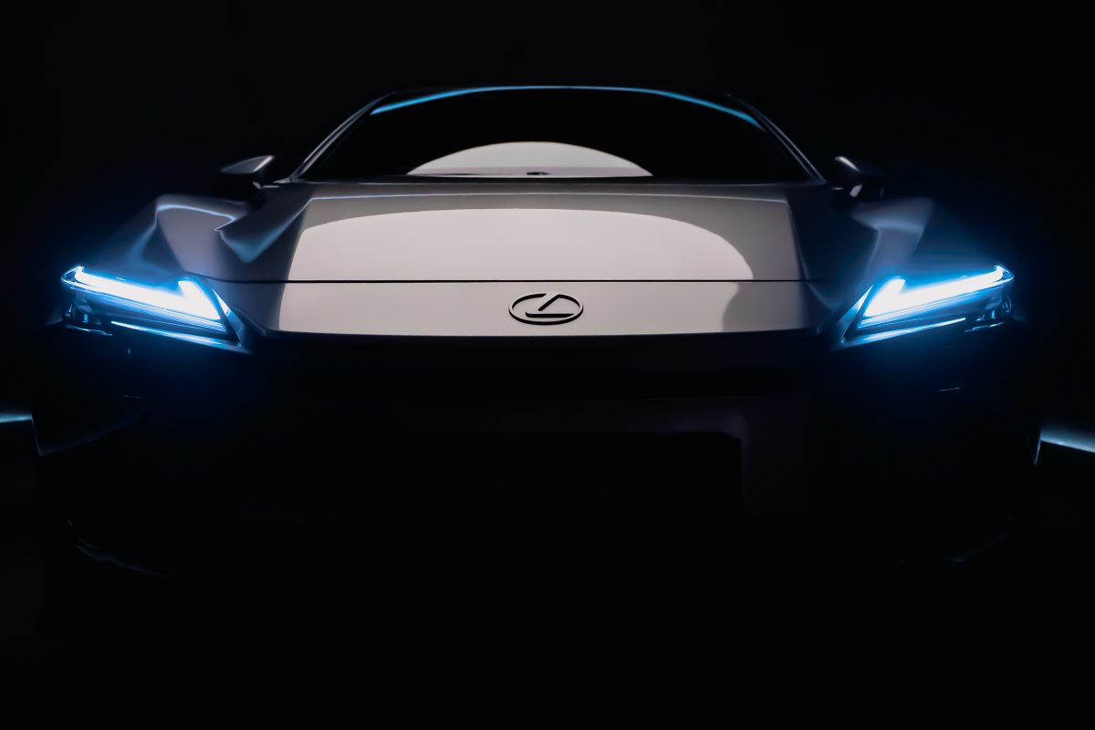 Lexus Indonesia resmi meluncurkan The All-New Lexus ES pada ajang GIIAS 2026 dengan pilihan varian hybrid dan mobil listrik murni (BEV).