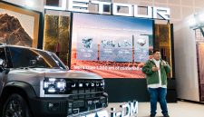 Denny Anggono, Regional Sales Manager PT JETOUR Sales Indonesia mengumumkan JETOUR T2 i-DM hadir di Surabaya.
