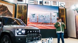 Denny Anggono, Regional Sales Manager PT JETOUR Sales Indonesia mengumumkan JETOUR T2 i-DM hadir di Surabaya.
