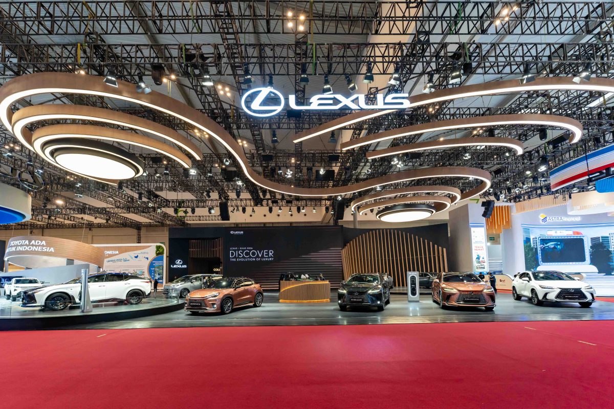 Booth Lexus Indonesia di GIIAS 2026 menghadirkan konsep "Discover the Evolution of Luxury" dengan pengalaman multi-sensori serta menampilkan The All-New Lexus ES sebagai salah satu daya tarik utama pameran.