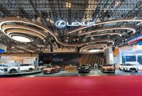 Booth Lexus Indonesia di GIIAS 2026 menghadirkan konsep "Discover the Evolution of Luxury" dengan pengalaman multi-sensori serta menampilkan The All-New Lexus ES sebagai salah satu daya tarik utama pameran.