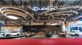 Booth Lexus Indonesia di GIIAS 2026 menghadirkan konsep "Discover the Evolution of Luxury" dengan pengalaman multi-sensori serta menampilkan The All-New Lexus ES sebagai salah satu daya tarik utama pameran.