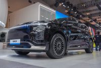 Hyundai IONIQ 9 dipamerkan pada ajang GAIKINDO Indonesia International Auto Show (GIIAS) 2026 di ICE BSD City, Tangerang. SUV listrik premium tiga baris ini hadir dengan jarak tempuh hingga 734 kilometer dan resmi membuka masa pre-booking di Indonesia.