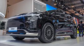 Hyundai IONIQ 9 dipamerkan pada ajang GAIKINDO Indonesia International Auto Show (GIIAS) 2026 di ICE BSD City, Tangerang. SUV listrik premium tiga baris ini hadir dengan jarak tempuh hingga 734 kilometer dan resmi membuka masa pre-booking di Indonesia.