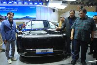 Airlangga Hartarto, Menteri Koordinator Bidang Perekonomian Republik Indonesia, mengunjungi booth Hyundai pada GIIAS 2026 didampingi Kenny Lee, President Director PT Hyundai Motors Indonesia, dan Fransiscus Soerjopranoto, Chief Operating Officer PT Hyundai Motors Indonesia. 