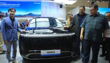 Airlangga Hartarto, Menteri Koordinator Bidang Perekonomian Republik Indonesia, mengunjungi booth Hyundai pada GIIAS 2026 didampingi Kenny Lee, President Director PT Hyundai Motors Indonesia, dan Fransiscus Soerjopranoto, Chief Operating Officer PT Hyundai Motors Indonesia.