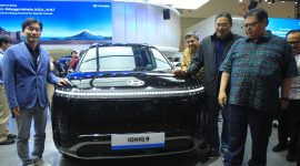 Airlangga Hartarto, Menteri Koordinator Bidang Perekonomian Republik Indonesia, mengunjungi booth Hyundai pada GIIAS 2026 didampingi Kenny Lee, President Director PT Hyundai Motors Indonesia, dan Fransiscus Soerjopranoto, Chief Operating Officer PT Hyundai Motors Indonesia. 