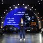 President Director BMW Group Indonesia Sunny Medalla saat tampil dalam acara BMW Group Indonesia bersama Maybank. Di belakangnya terlihat jajaran kendaraan BMW dan MINI, termasuk New BMW iX3 dan MINI Aceman, yang menjadi bagian dari dukungan mobilitas berkelanjutan Maybank Marathon 2026.