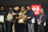 Ket. PT Hino Motors Sales Indonesia (HMSI) menyerahkan penghargaan Hino Bodymaker Award 2026 kepada mitra karoseri terbaik pada ajang GIIAS 2026 di ICE BSD City, Tangerang, Selasa (4/8/2026). Penghargaan ini merupakan bentuk apresiasi atas konsistensi penerapan standar pembangunan body kendaraan Hino guna menghadirkan truk dan bus yang aman, andal, serta sesuai regulasi. Dok. Hino Indonesia.