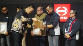 Ket. PT Hino Motors Sales Indonesia (HMSI) menyerahkan penghargaan Hino Bodymaker Award 2026 kepada mitra karoseri terbaik pada ajang GIIAS 2026 di ICE BSD City, Tangerang, Selasa (4/8/2026). Penghargaan ini merupakan bentuk apresiasi atas konsistensi penerapan standar pembangunan body kendaraan Hino guna menghadirkan truk dan bus yang aman, andal, serta sesuai regulasi. Dok. Hino Indonesia.