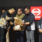 Ket. PT Hino Motors Sales Indonesia (HMSI) menyerahkan penghargaan Hino Bodymaker Award 2026 kepada mitra karoseri terbaik pada ajang GIIAS 2026 di ICE BSD City, Tangerang, Selasa (4/8/2026). Penghargaan ini merupakan bentuk apresiasi atas konsistensi penerapan standar pembangunan body kendaraan Hino guna menghadirkan truk dan bus yang aman, andal, serta sesuai regulasi. Dok. Hino Indonesia.