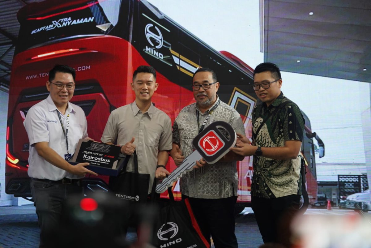 Hino bersama Karoseri Tentrem menyerahkan unit bus Hino RK 280 kepada PO Kairos pada ajang GIIAS 2026 di Tangerang, Banten, Sabtu (8/8/2026). Bus tersebut mengusung chassis Hino RK 280 yang dipadukan dengan bodi dan sistem Air Suspension dari Karoseri Tentrem untuk meningkatkan kenyamanan perjalanan.