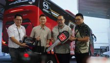 Hino bersama Karoseri Tentrem menyerahkan unit bus Hino RK 280 kepada PO Kairos pada ajang GIIAS 2026 di Tangerang, Banten, Sabtu (8/8/2026). Bus tersebut mengusung chassis Hino RK 280 yang dipadukan dengan bodi dan sistem Air Suspension dari Karoseri Tentrem untuk meningkatkan kenyamanan perjalanan.