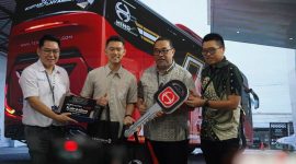 Hino bersama Karoseri Tentrem menyerahkan unit bus Hino RK 280 kepada PO Kairos pada ajang GIIAS 2026 di Tangerang, Banten, Sabtu (8/8/2026). Bus tersebut mengusung chassis Hino RK 280 yang dipadukan dengan bodi dan sistem Air Suspension dari Karoseri Tentrem untuk meningkatkan kenyamanan perjalanan.